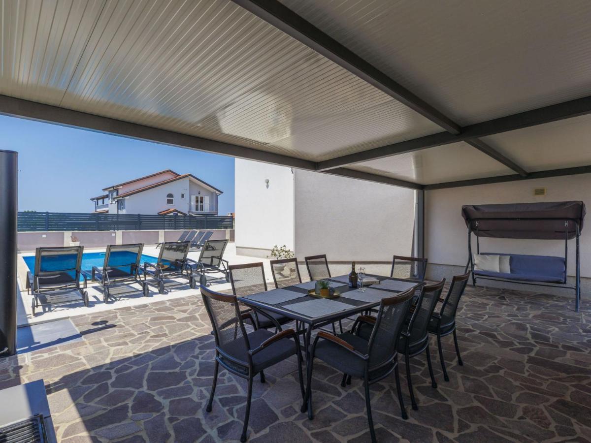 Holiday Home Villa Gocci Kmeti Exterior foto